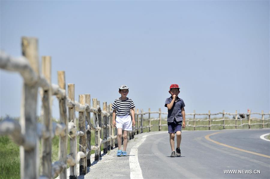 Tourists enjoy beauty of wetland in China's Xinjiang