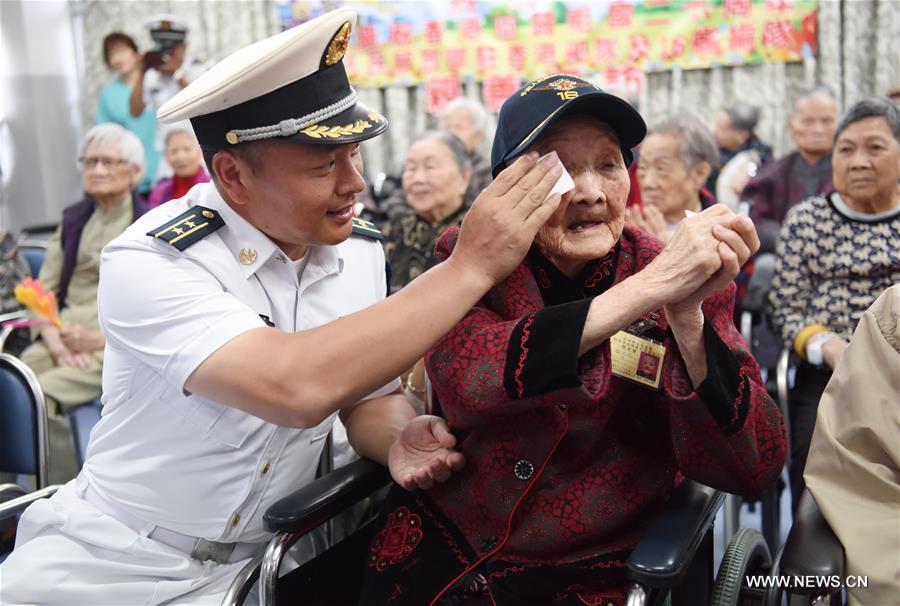 Soldiers, officers of aircraft carrier Liaoning visit elders in HK