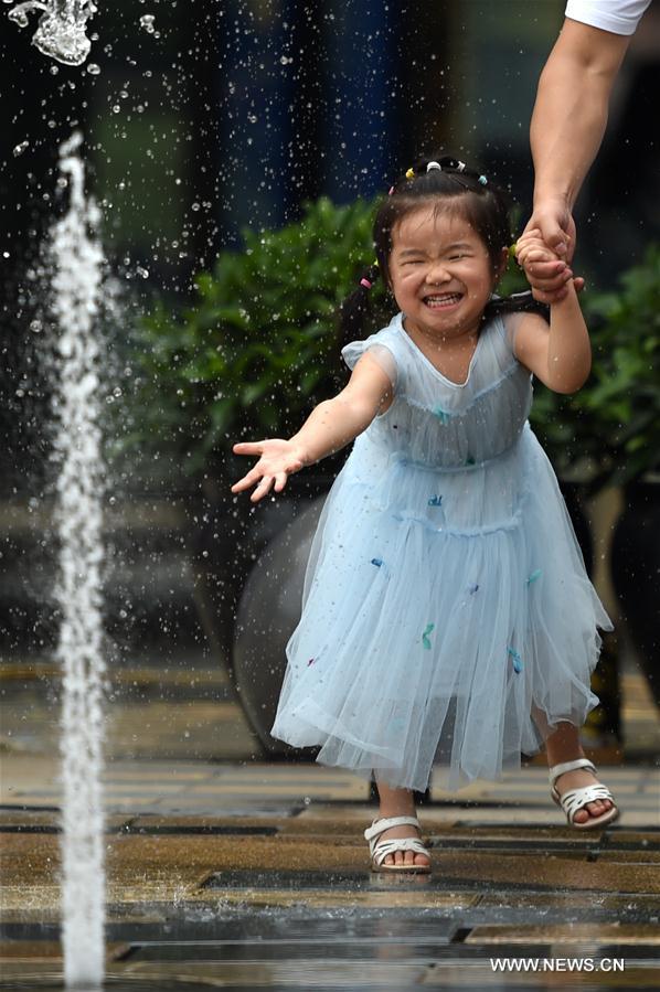 Children cool themselves on first day of dog days in Beijng