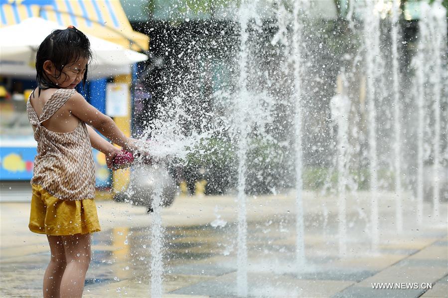 Children cool themselves on first day of dog days in Beijng