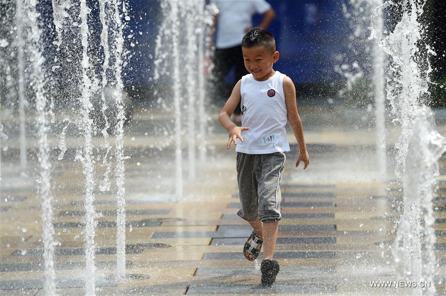 Children cool themselves on first day of dog days in Beijng