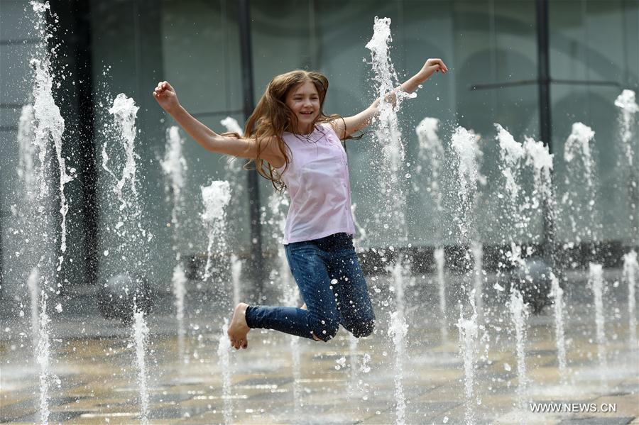 Children cool themselves on first day of dog days in Beijng