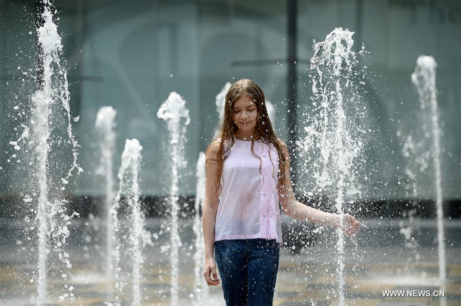 Children cool themselves on first day of dog days in Beijng