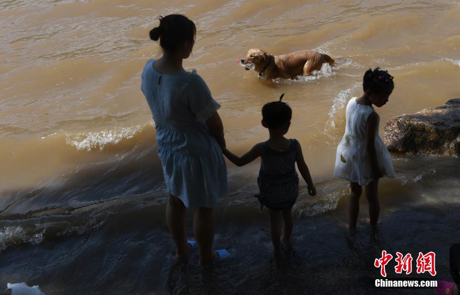 Blistering heat waves sweeps across China