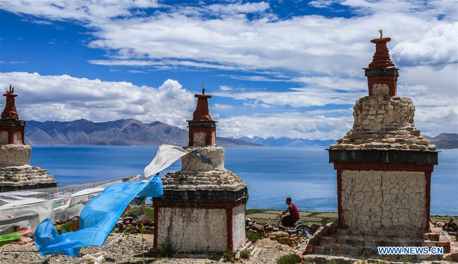 Scenery of Tangra Yumco Lake in China's Tibet