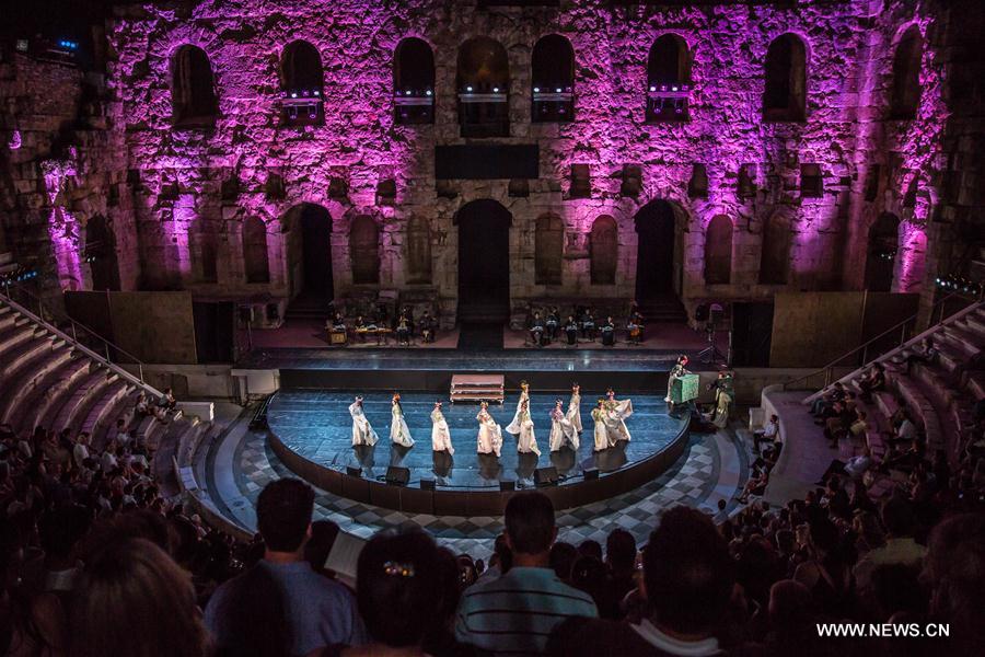 Chinese artists perform opera 