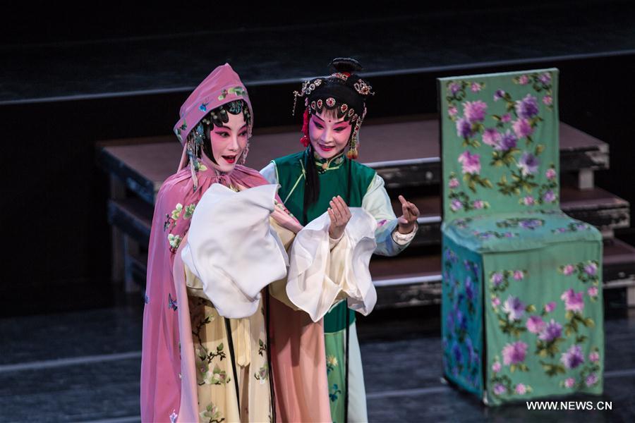 Chinese artists perform opera 