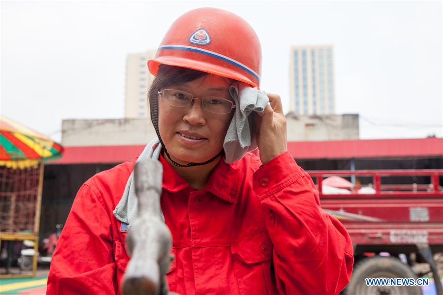 Outdoor work continues despite sweltering weather across many parts of China