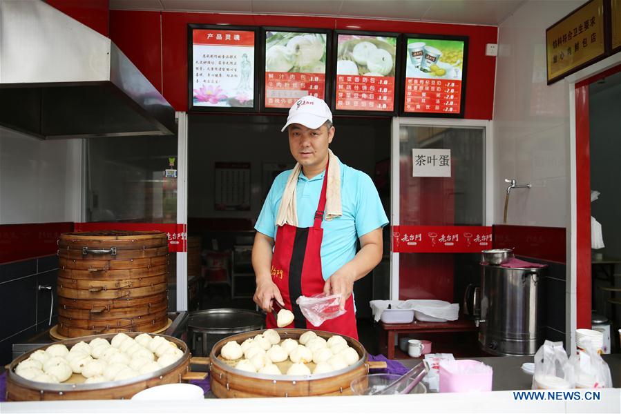 Outdoor work continues despite sweltering weather across many parts of China