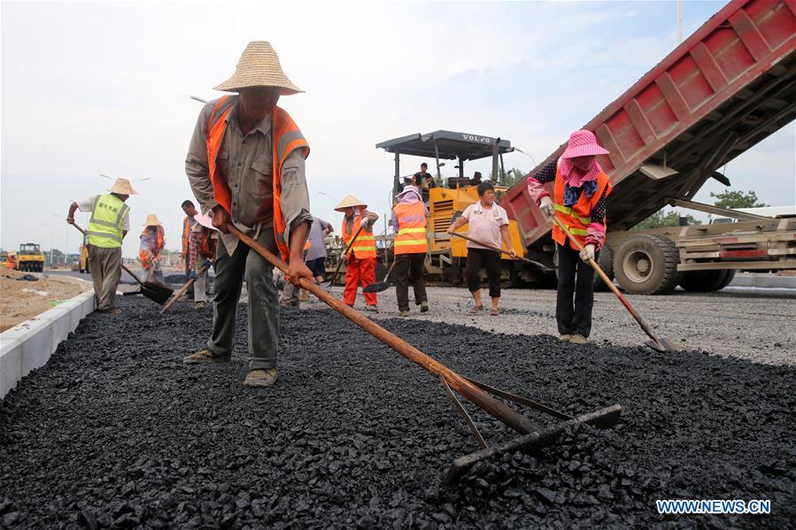 Outdoor work continues despite sweltering weather across many parts of China