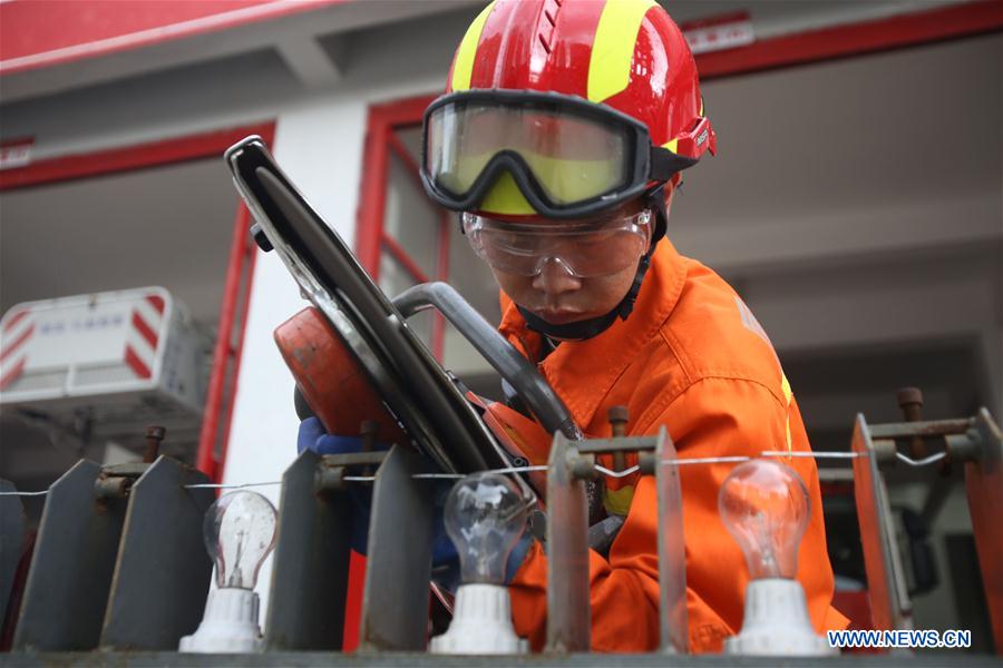 Outdoor work continues despite sweltering weather across many parts of China