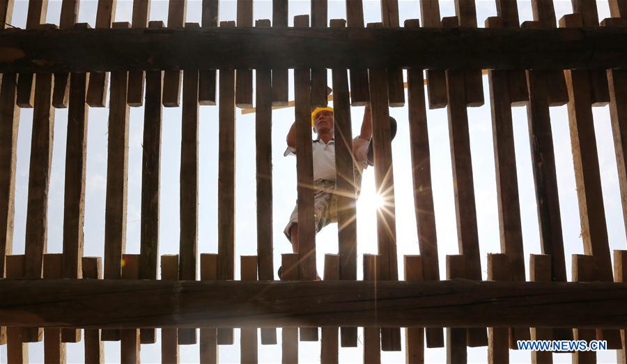 Outdoor work continues despite sweltering weather across many parts of China