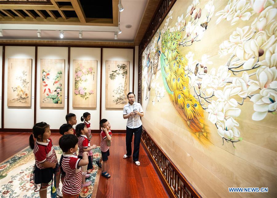 Kids visit art gallery in Shijiazhuang, north China's Hebei