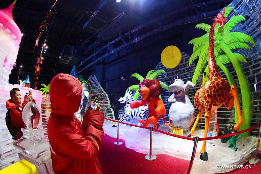 Tourists in E China visit ice world senic spot to escape heat