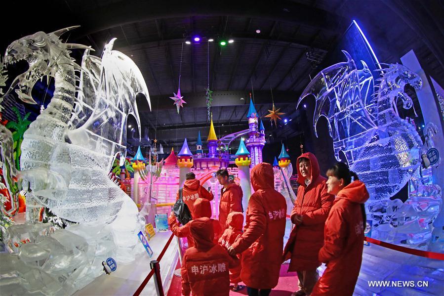 Tourists in E China visit ice world senic spot to escape heat