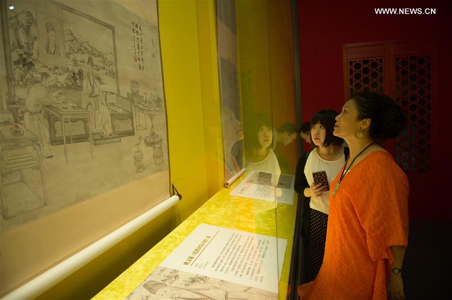 People visit exhibition about Emperor Qianlong in Hangzhou