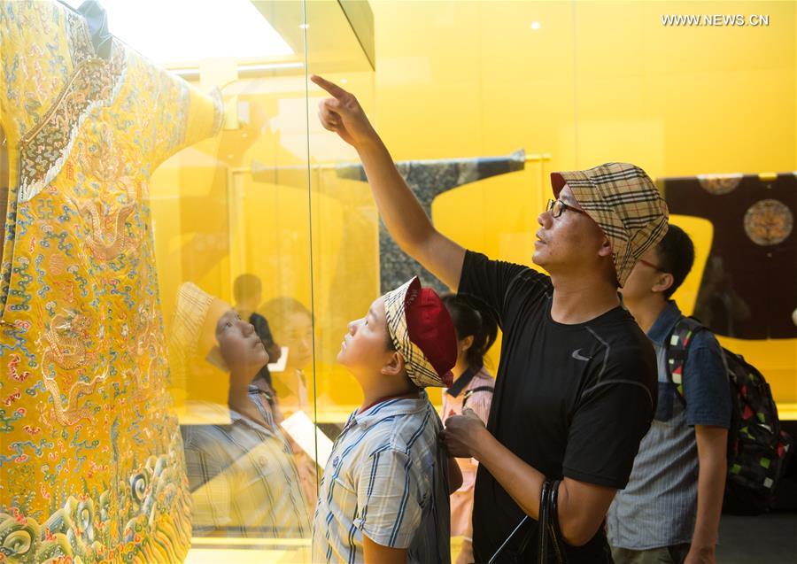 People visit exhibition about Emperor Qianlong in Hangzhou