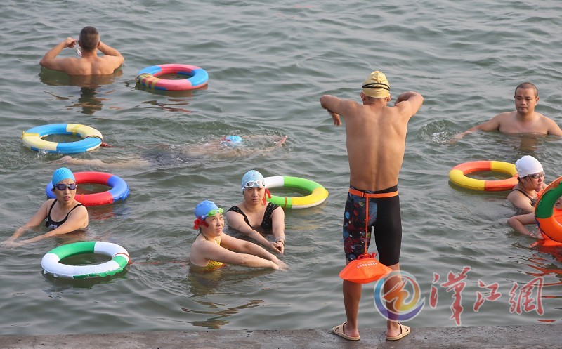 Beautiful moment of doing morning exercises by the Hanjiang River