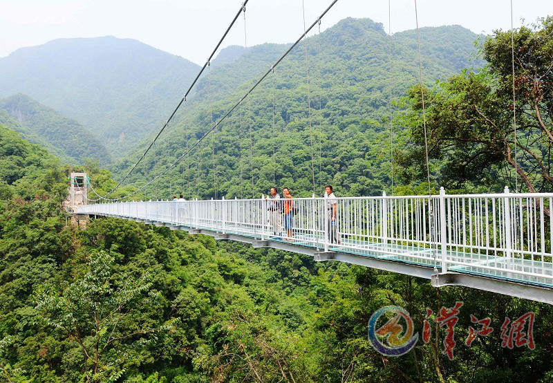 Wudaoxia Canyon glass suspension bridge