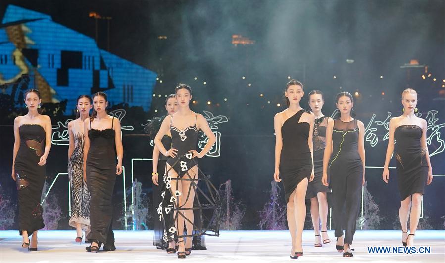 In pics: opening ceremony of 2017 China (Chongqing) Int'l Fashion Week