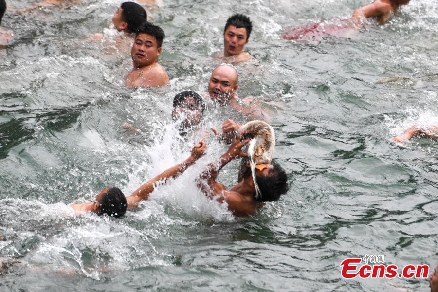 Duck-grabbing tradition in ancient town