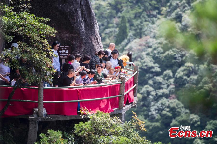 Jaw-dropping cliff restaurant opens in Zhejiang