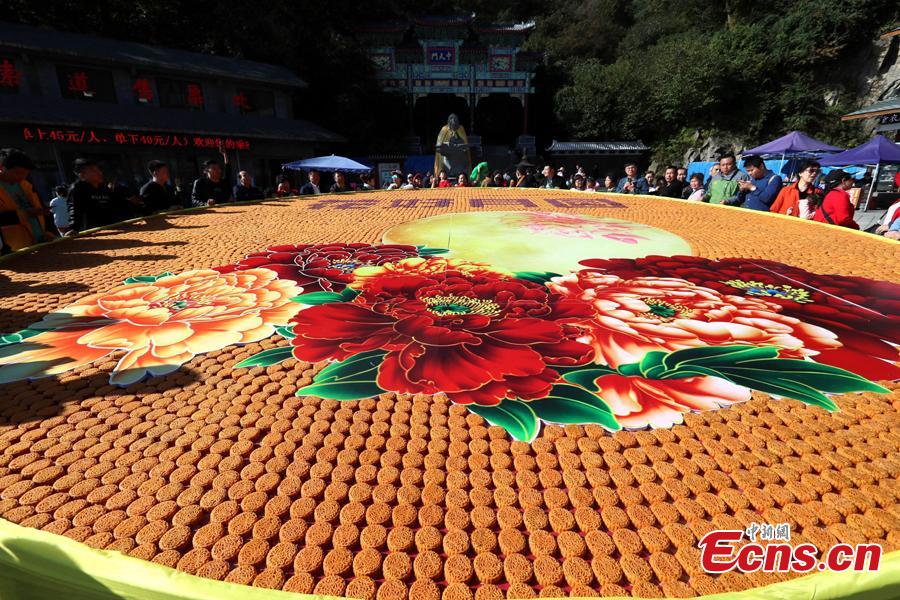 9,999 mooncakes spell out best wishes for Mid-Autumn Festival