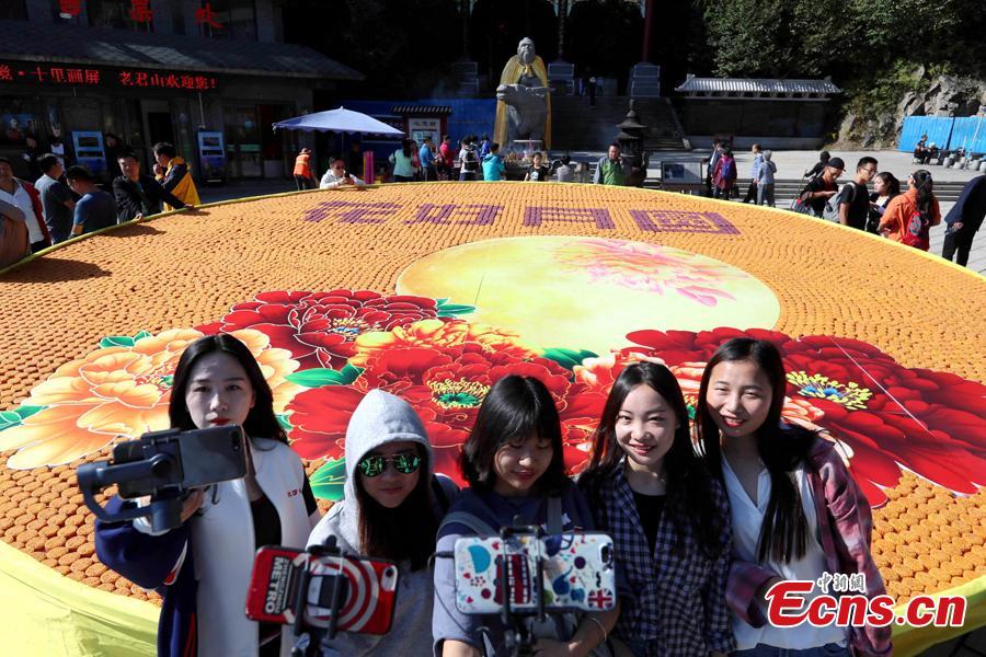 9,999 mooncakes spell out best wishes for Mid-Autumn Festival