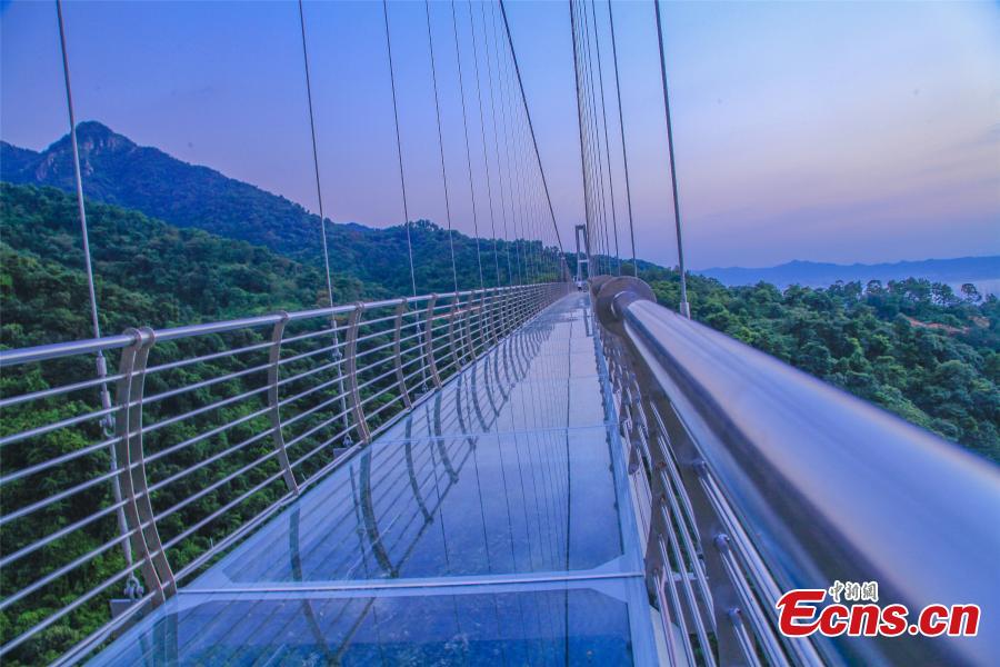 Guangdong opens 200-meter-high glass bridge