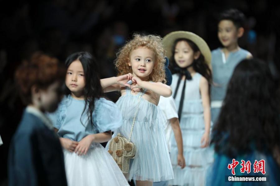 Cute kids hit catwalk at fashion show 