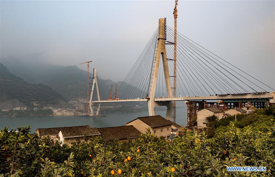 Closure of bridge with 470-meter main span finished in China's Hubei