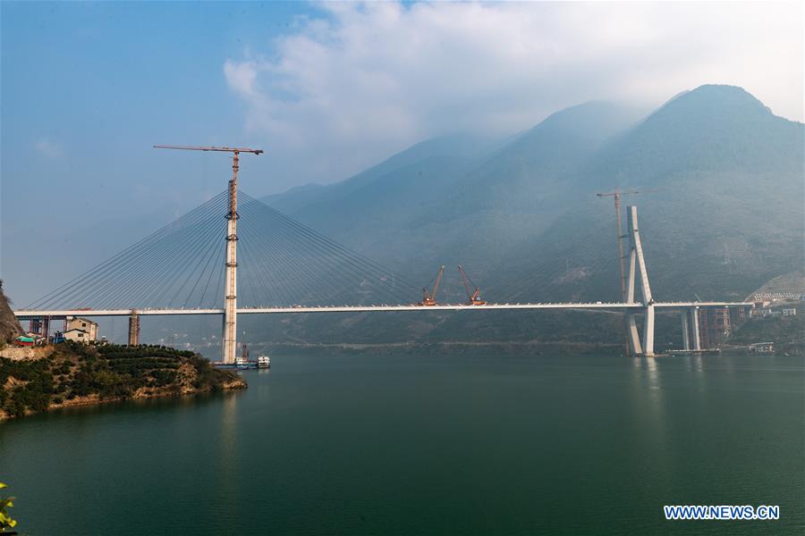 Closure of bridge with 470-meter main span finished in China's Hubei