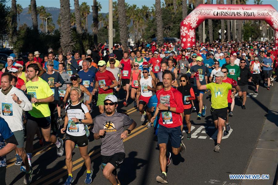 People take part in Christmas Run in Los Angeles