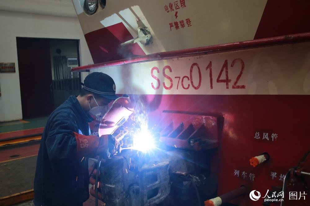 Chongqing locomotives under “physical examination” ahead of Spring Festival travel rush