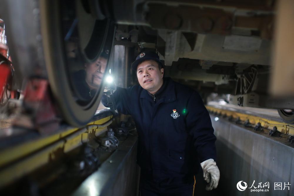 Chongqing locomotives under “physical examination” ahead of Spring Festival travel rush