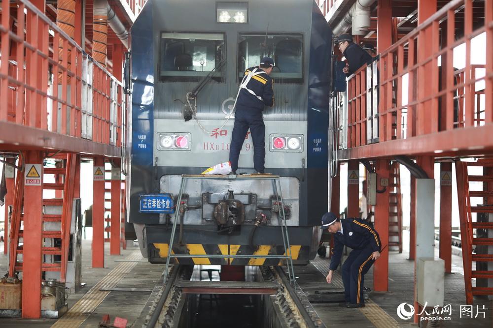 Chongqing locomotives under “physical examination” ahead of Spring Festival travel rush