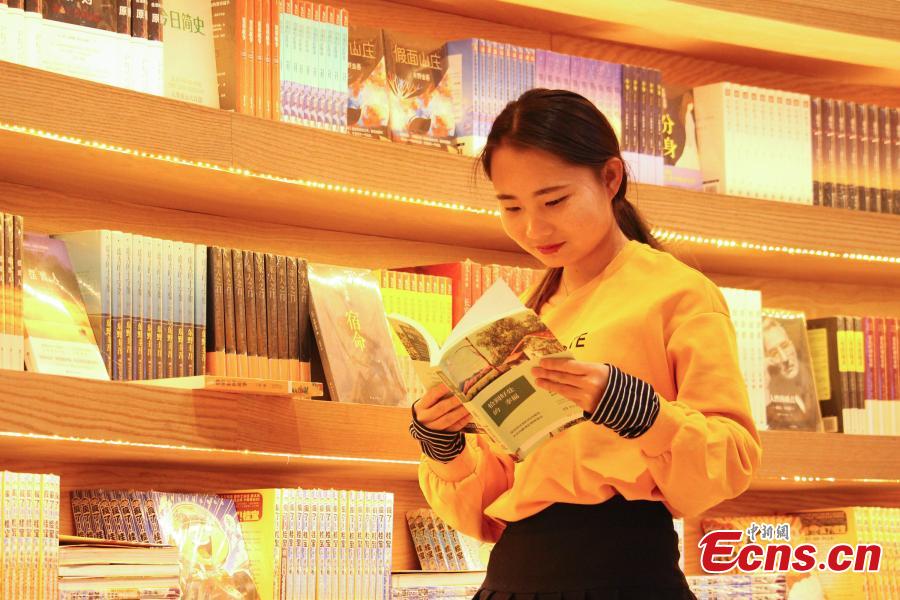 New bookstore in Hohhot attracts visitor's attention 