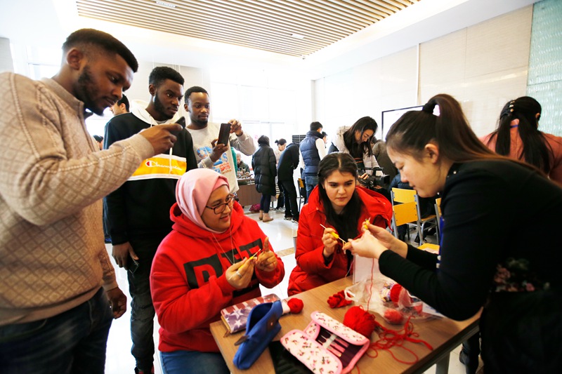 Foreign students celebrate Chinese New Year with local folk artisans in Shandong