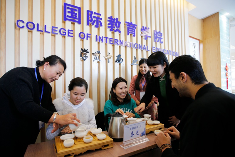 Foreign students celebrate Chinese New Year with local folk artisans in Shandong