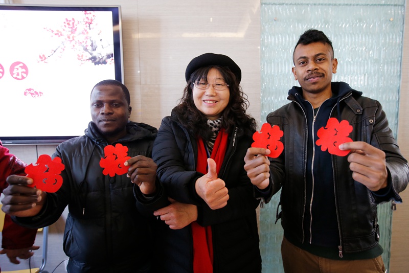 Foreign students celebrate Chinese New Year with local folk artisans in Shandong