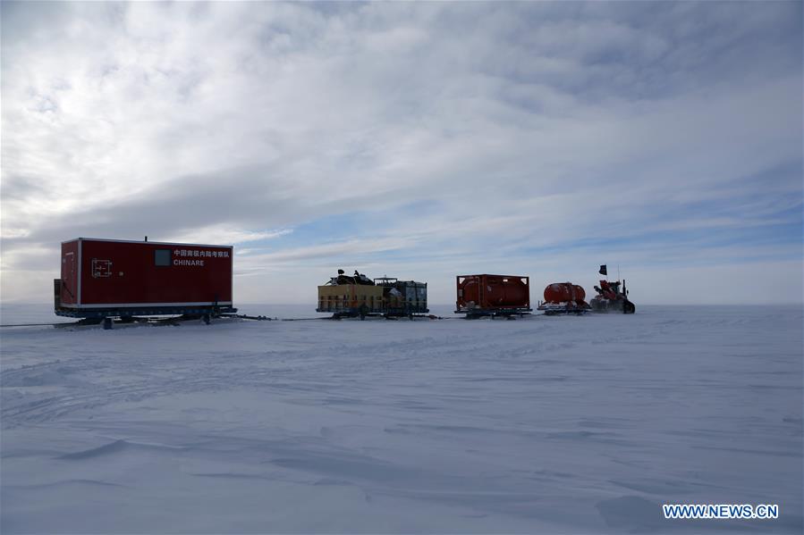 Vehicles of China's 35th Antarctic expedition on their way to Zhongshan station