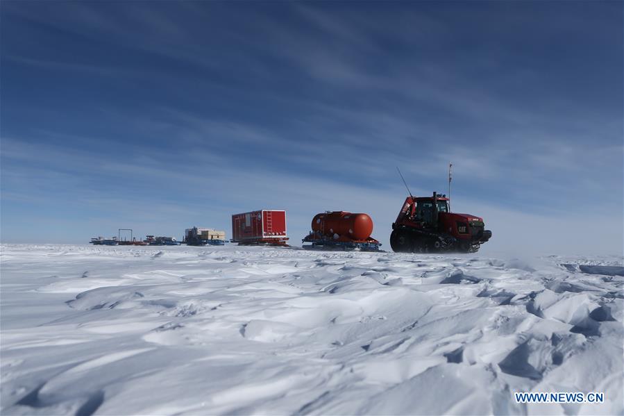 Vehicles of China's 35th Antarctic expedition on their way to Zhongshan station