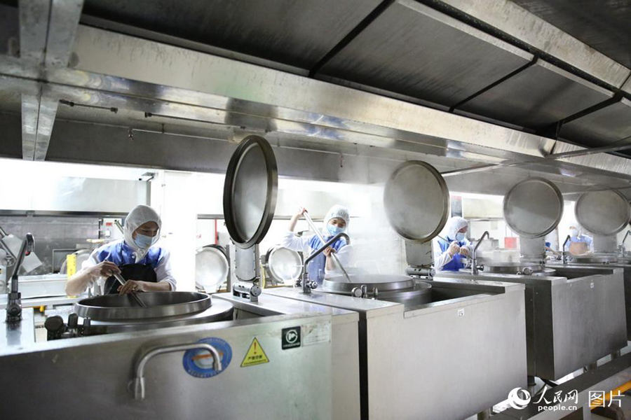 How are the boxed meals on China’s high-speed trains produced?