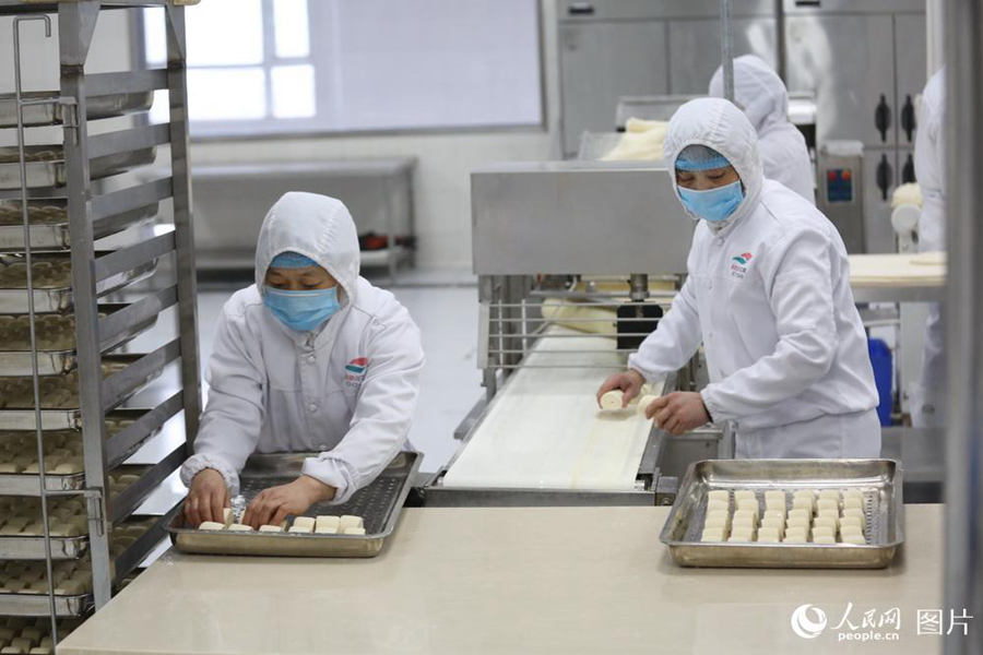 How are the boxed meals on China’s high-speed trains produced?