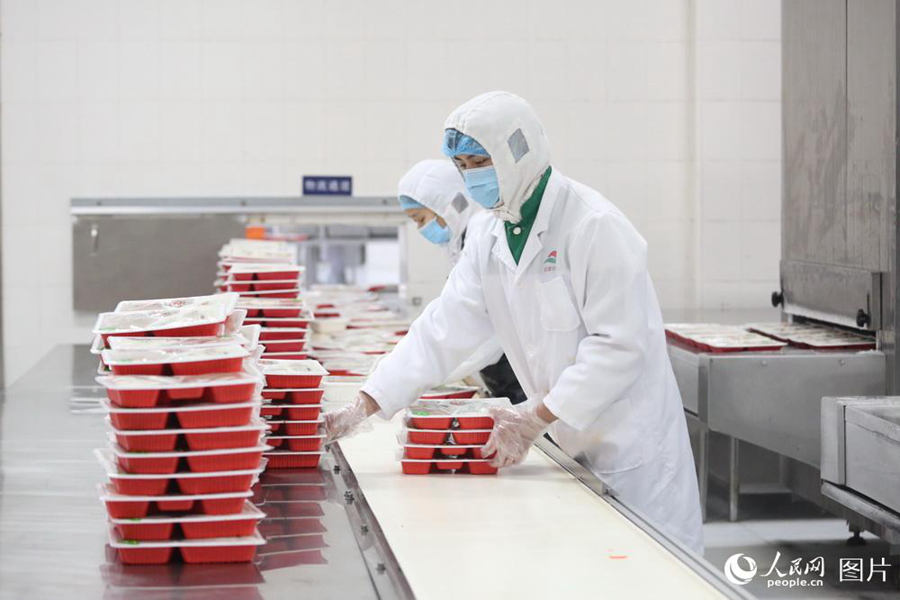 How are the boxed meals on China’s high-speed trains produced?