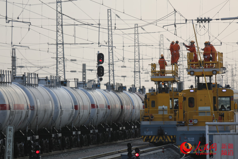 Diligent railway transmission grid maintenance staff in Xinjiang, China