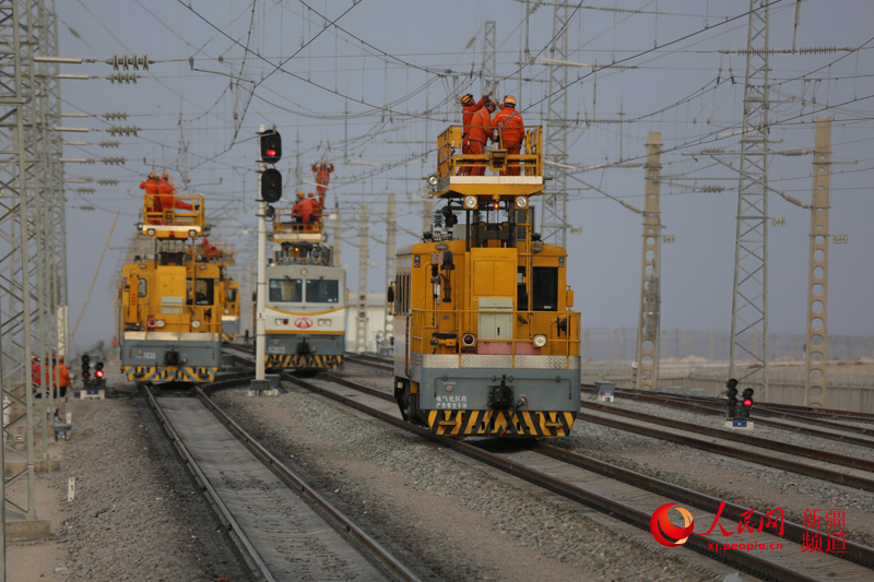 Diligent railway transmission grid maintenance staff in Xinjiang, China