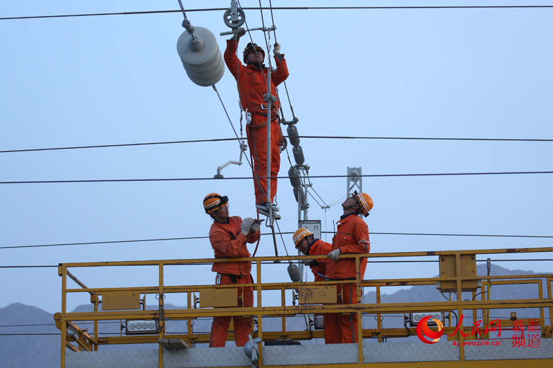 Diligent railway transmission grid maintenance staff in Xinjiang, China