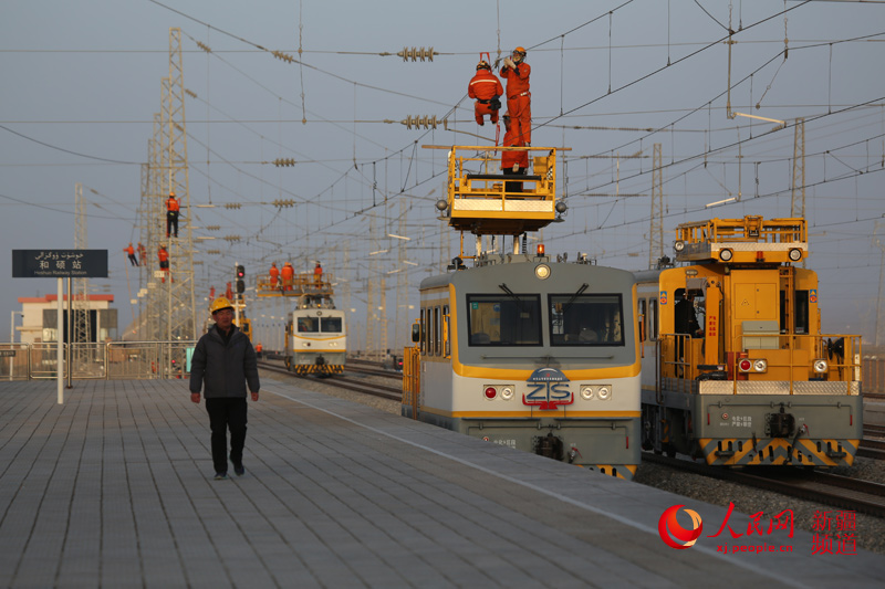 Diligent railway transmission grid maintenance staff in Xinjiang, China