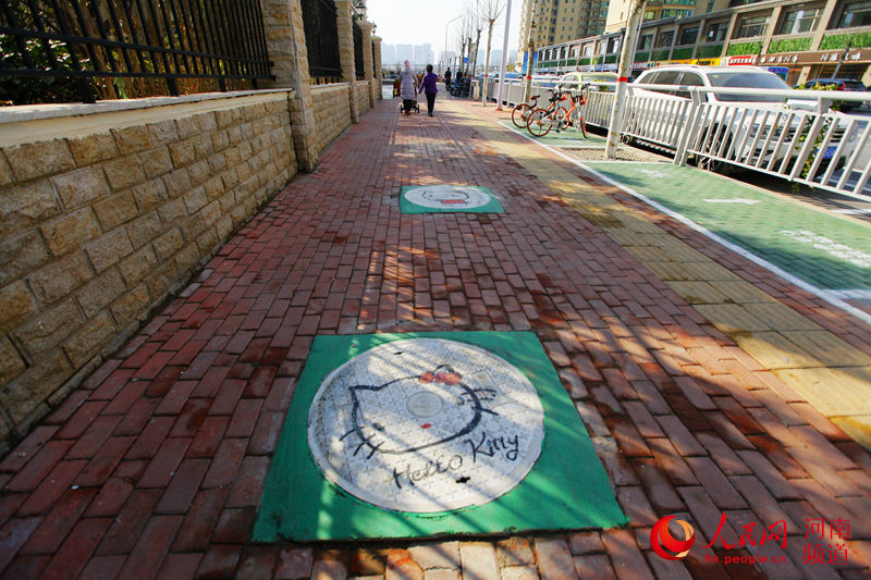 Pupils and parents decorate manhole covers in Zhengzhou